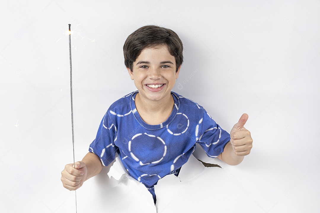 Menino de 11 anos com o corpo passado por um papelão preto e segurando uma vela acesa