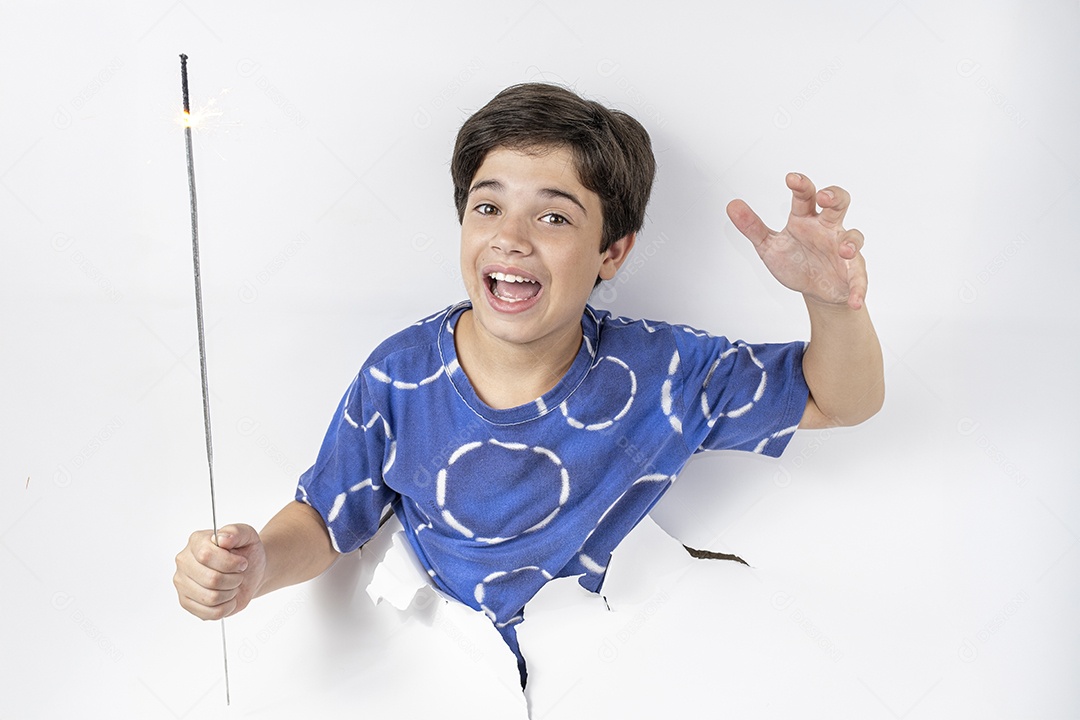 Menino de 11 anos com o corpo passado por um papelão preto e segurando uma vela acesa