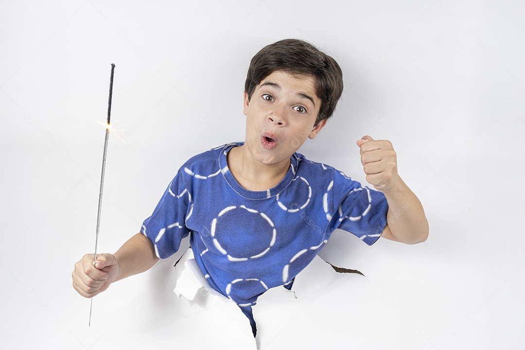 Menino de 11 anos com o corpo passado por um papelão preto e segurando uma vela acesa