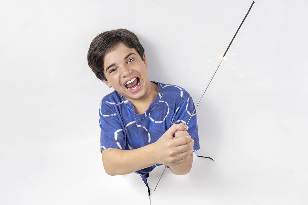 Menino de 11 anos com o corpo passado por um papelão preto e segurando uma vela acesa