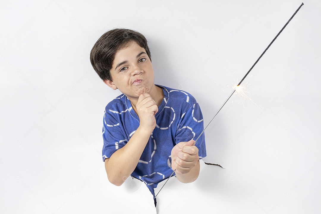 Menino de 11 anos com o corpo passado por um papelão preto e segurando uma vela acesa