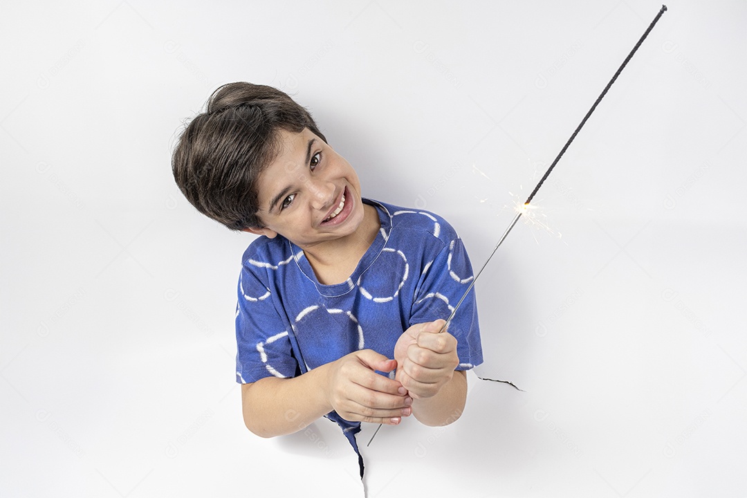 Menino de 11 anos com o corpo passado por um papelão preto e segurando uma vela acesa