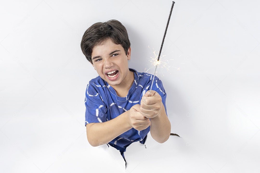 Criança de 11 anos com corpo em papelão