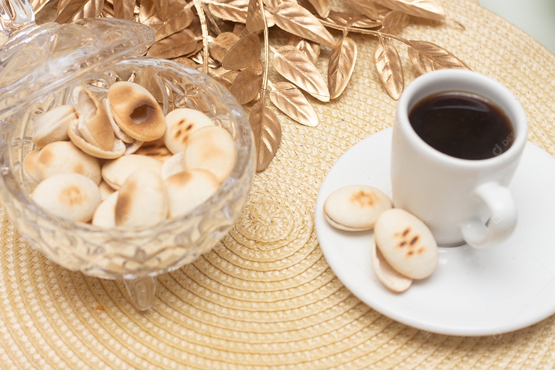 Xícara de café com biscoitos  sobre mesa de madeira