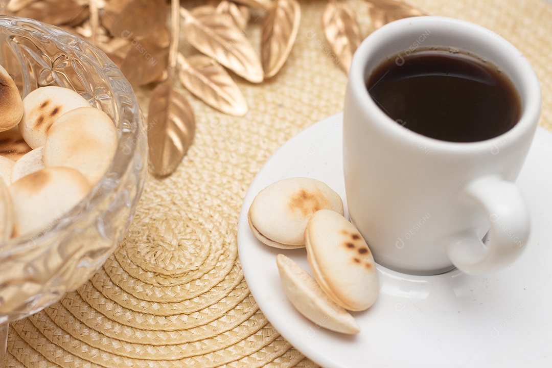 Xícara de café com biscoitos  sobre mesa de madeira