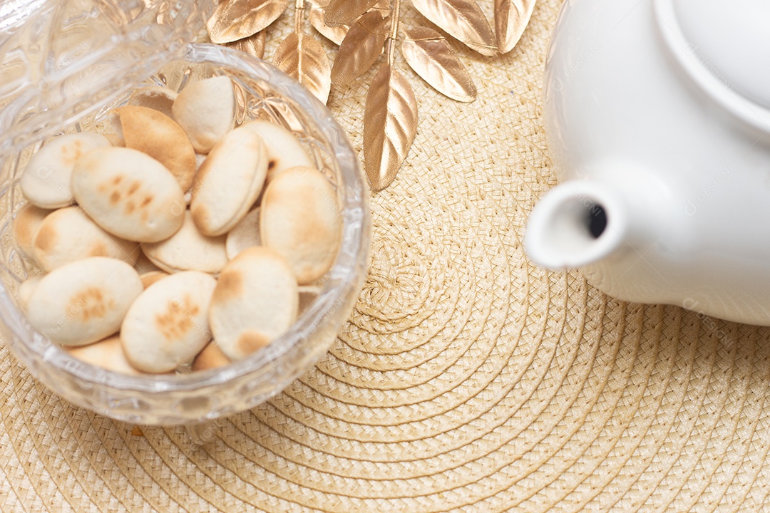 Xícara de café com biscoitos  sobre mesa de madeira
