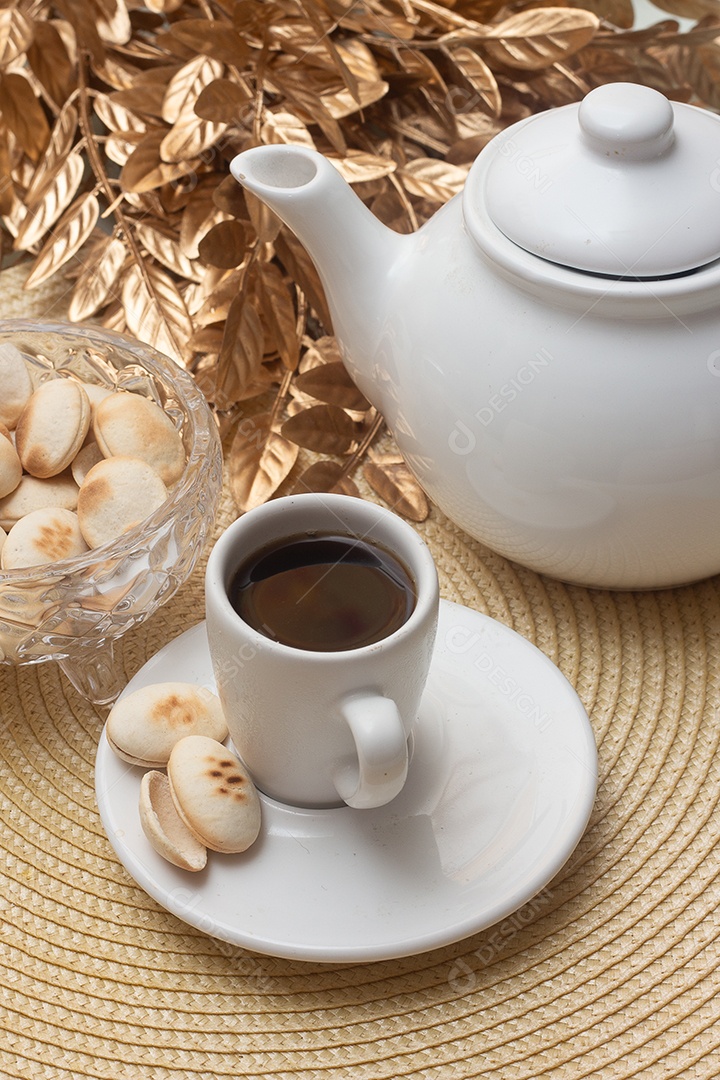 Xícara de café com biscoitos  sobre mesa de madeira