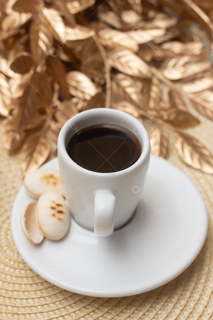 Xícara de café com biscoitos sobre mesa de madeira