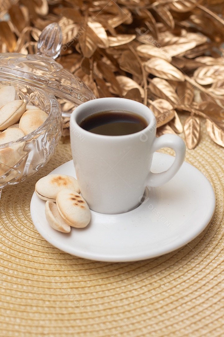 Xícara de café com biscoitos sobre mesa de madeira