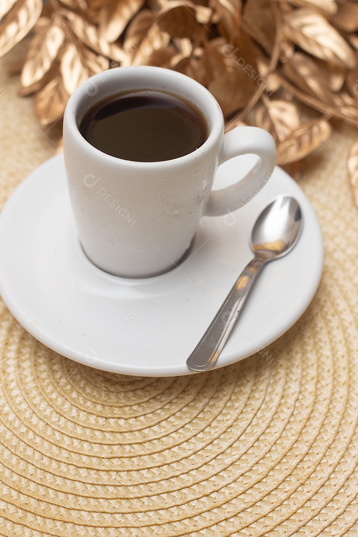 Xícara de café com biscoitos sobre mesa de madeira