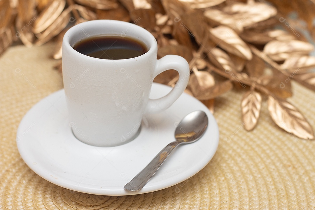 Xícara de café sobre mesa de madeira