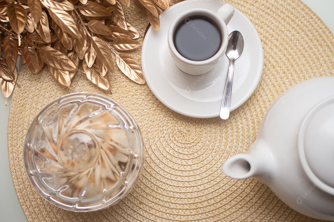 Xícara de café com biscoitos sobre mesa de madeira
