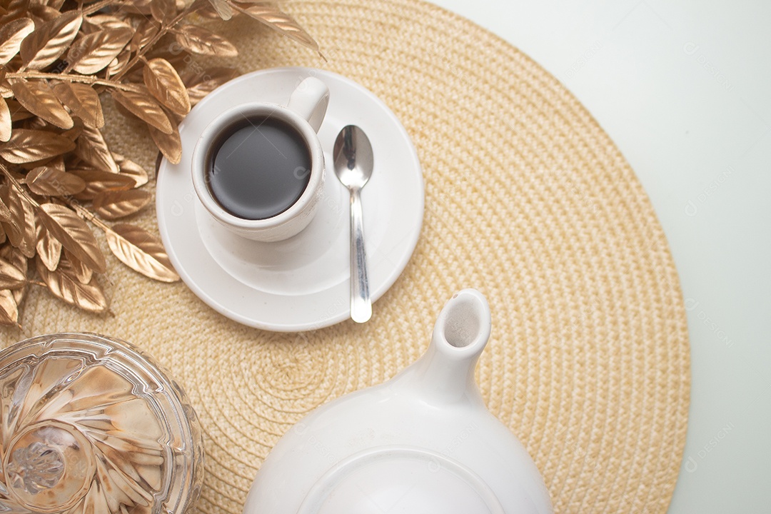 Xícara de café com biscoitos sobre mesa de madeira