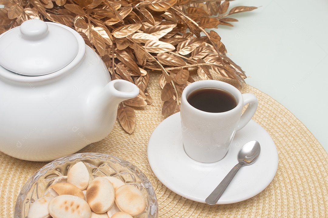 Xícara de café com biscoitos sobre mesa de madeira