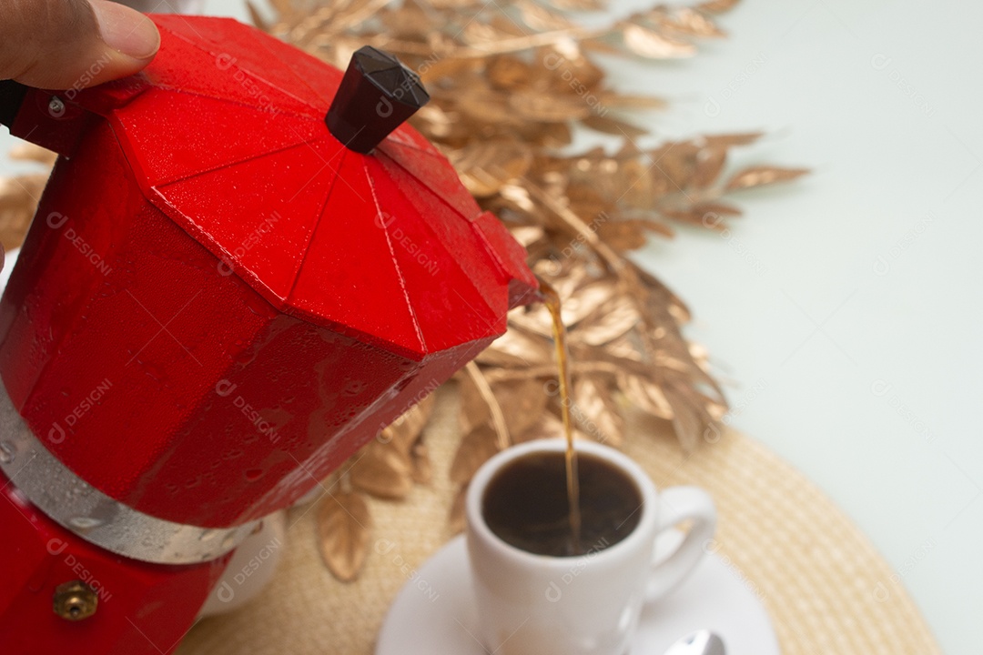 Xícara de café sobre mesa de madeira