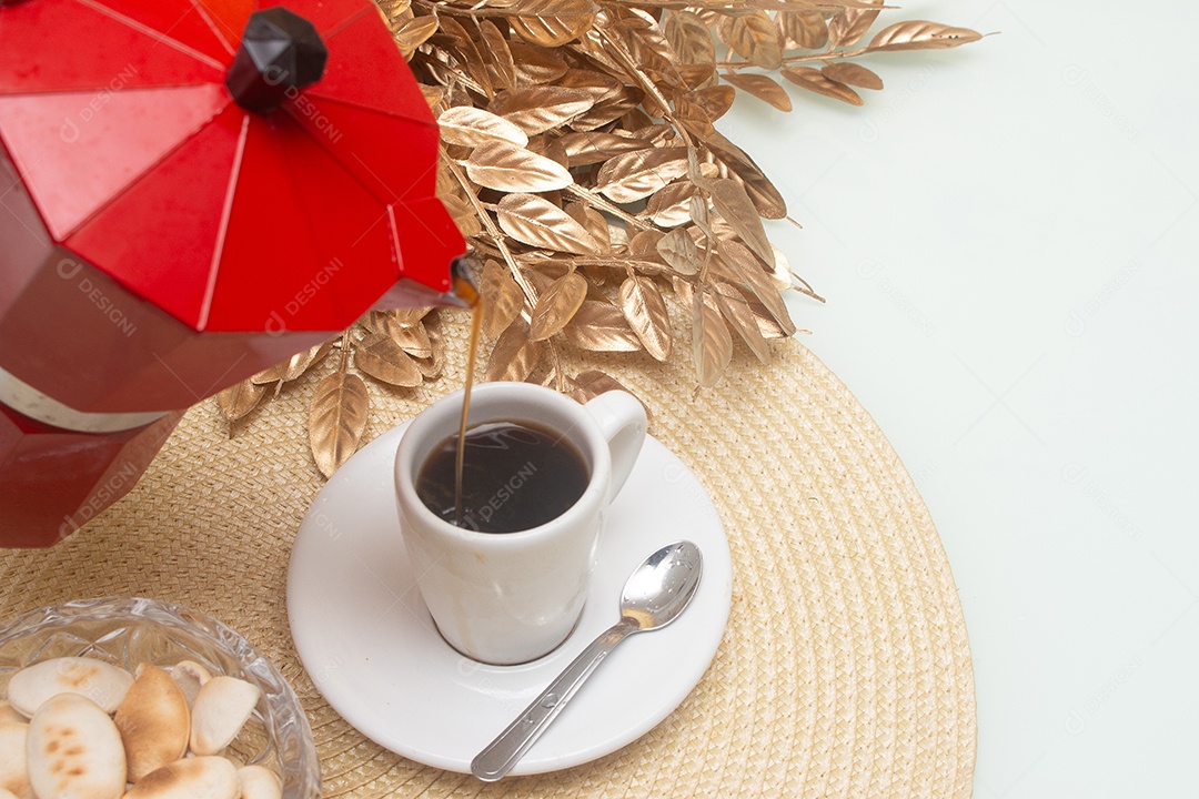 Xícara de café com biscoitos sobre mesa de madeira