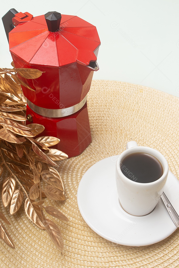 Xícara de café sobre mesa de madeira