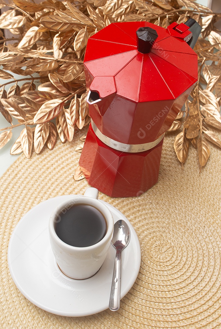 Xícara de café sobre mesa de madeira