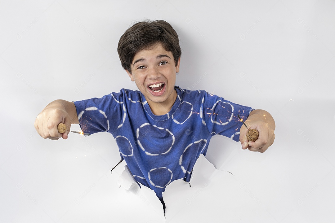 Menino de 11 anos com o corpo passado por um papelão preto e segurando uma vela acesa