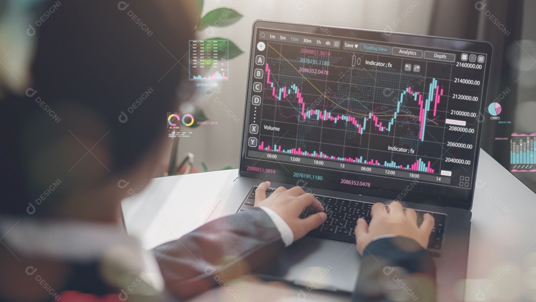 Empresário usando leptop com tecnologia avançada para negócios