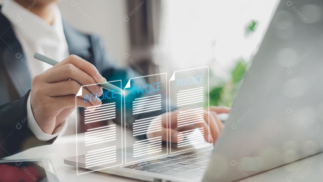 Empresário usando leptop com tecnologia avançada para negócios