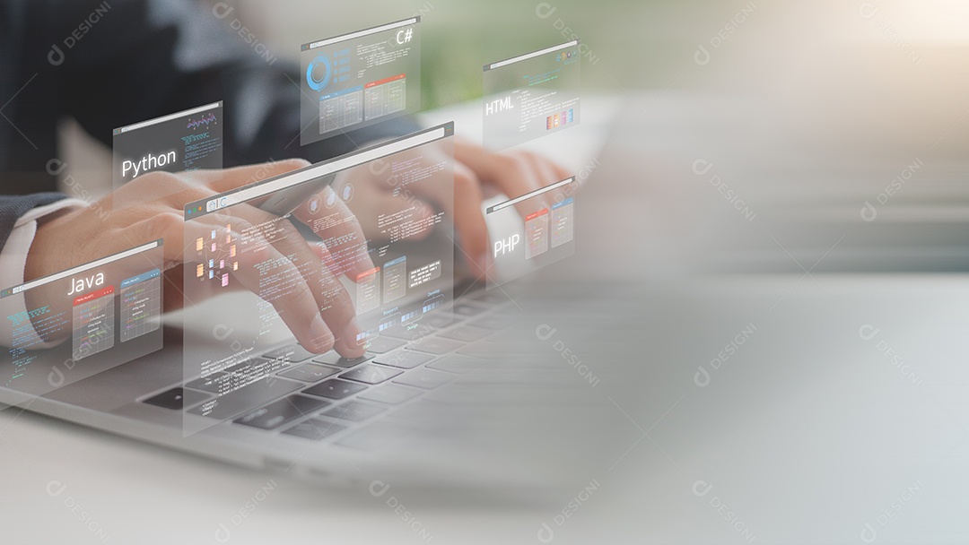 Empresário usando leptop com tecnologia avançada para negócios