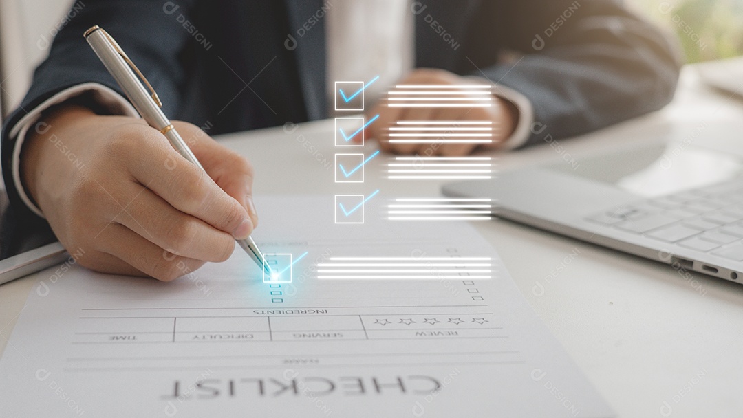 Empresário analisando assinatura digital