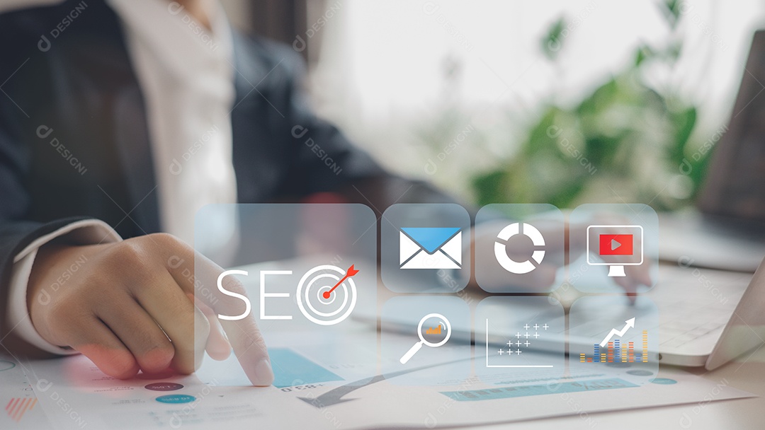 Os empresários analisam a otimização de mecanismos de pesquisa SEO para promover a classificação do tráfego em sites e otimizar seu site para classificação nos mecanismos de pesquisa