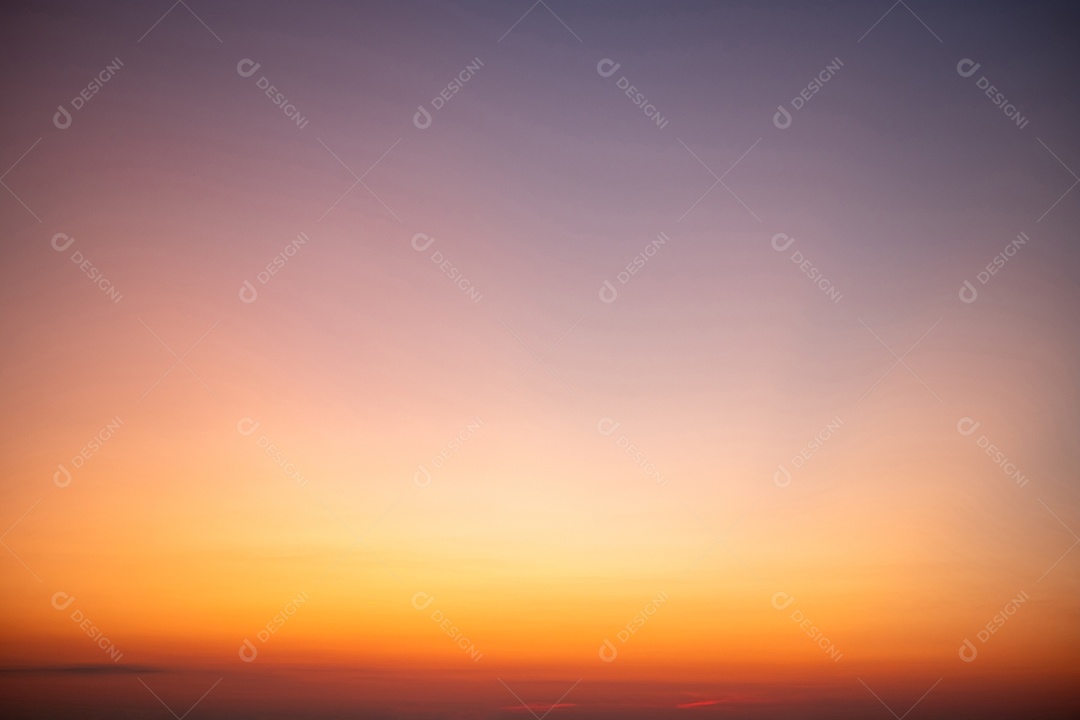 O nascer do sol é decorado com nuvens em vários formatos