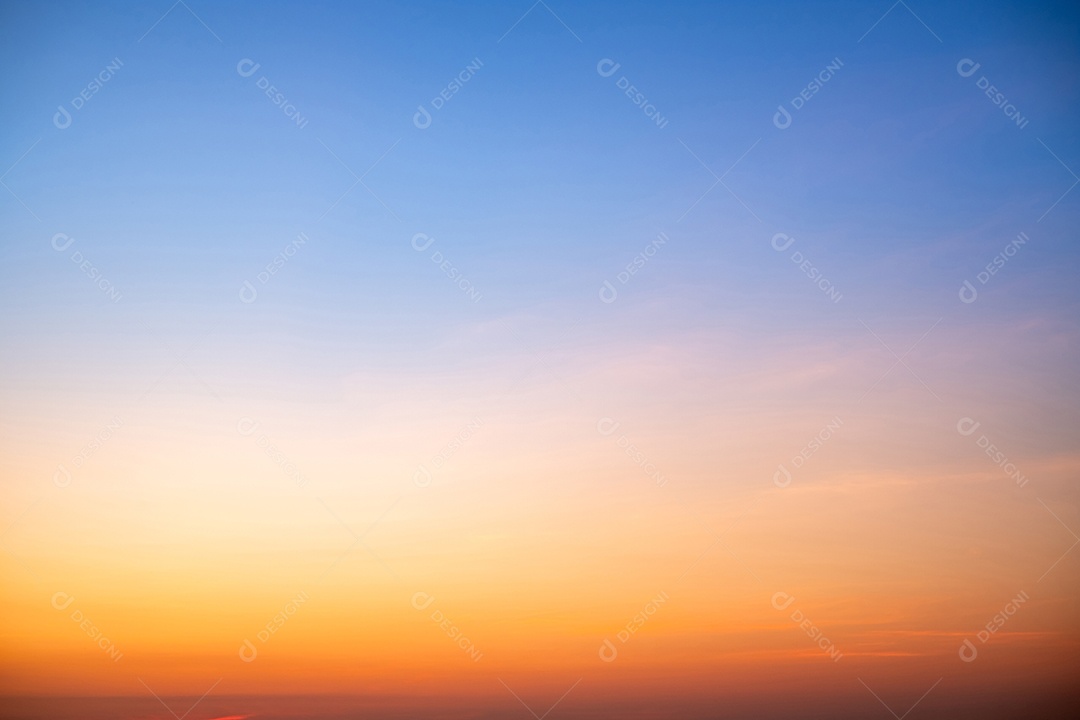 O nascer do sol é decorado com nuvens em vários formatos