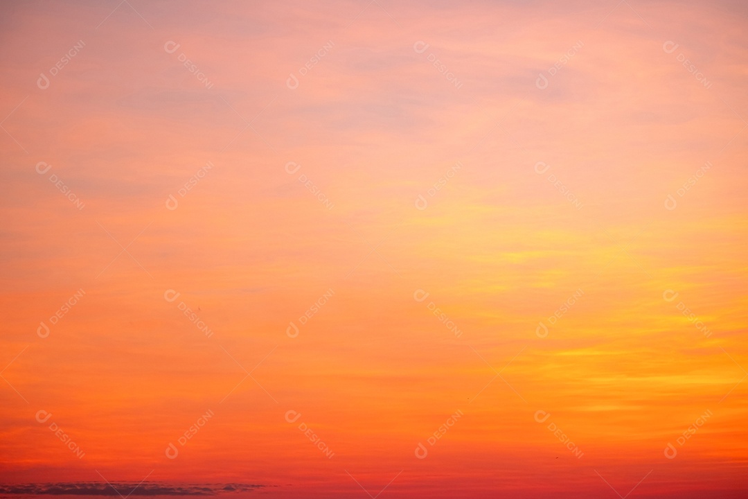 O nascer do sol é decorado com nuvens em vários formatos