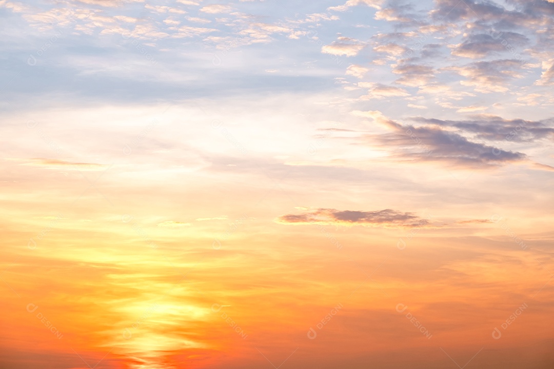 Lindas e luxuosas nuvens douradas alaranjadas com gradiente suave e luz do sol no céu azul perfeitas para o fundo
