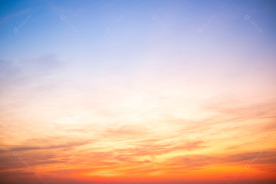 O nascer do sol é decorado com nuvens em vários formatos