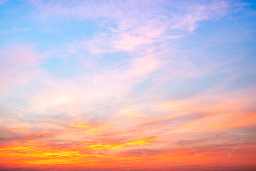 O nascer do sol é decorado com nuvens em vários formatos