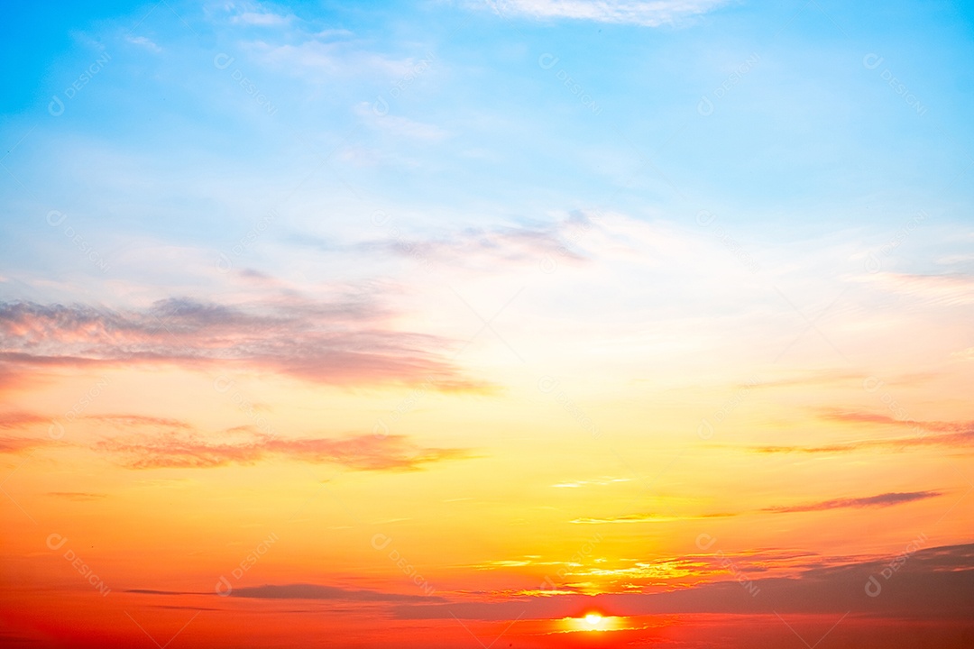 O nascer do sol é decorado com nuvens em vários formatos