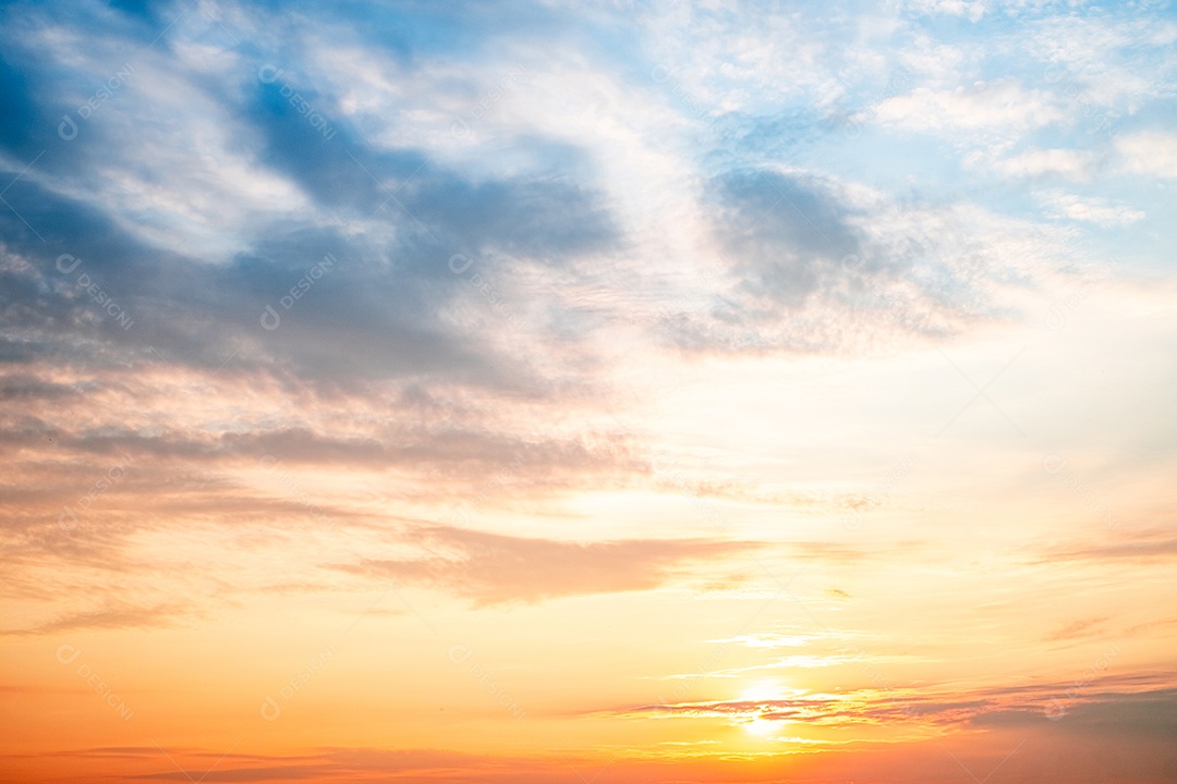 O nascer do sol é decorado com nuvens em vários formatos