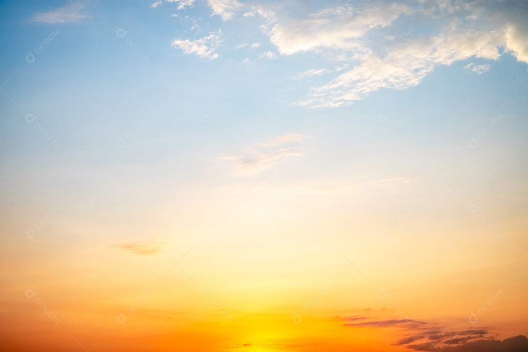 O nascer do sol é decorado com nuvens em vários formatos
