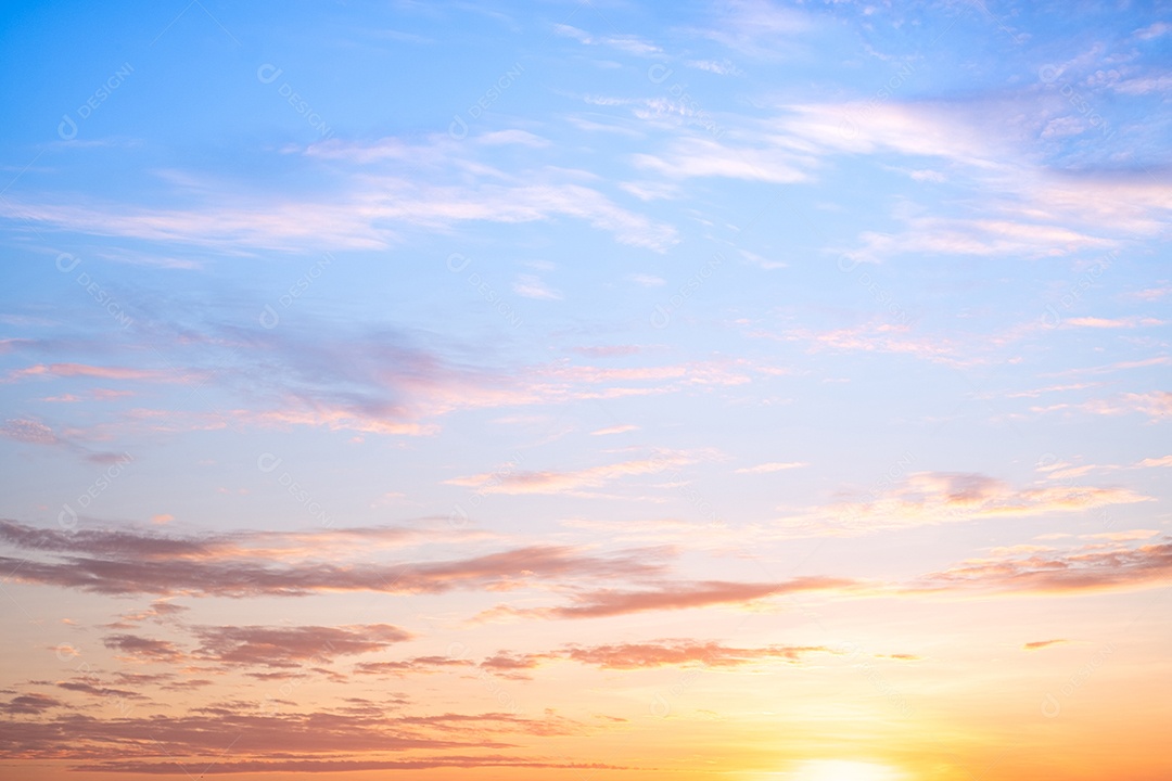 Lindas e luxuosas nuvens douradas alaranjadas com gradiente suave e luz do sol no céu azul perfeitas para o fundo