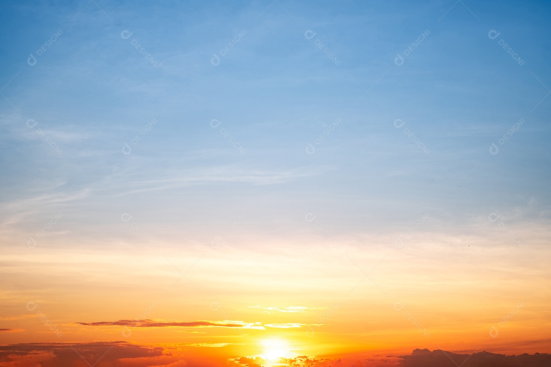 O nascer do sol é decorado com nuvens em vários formatos
