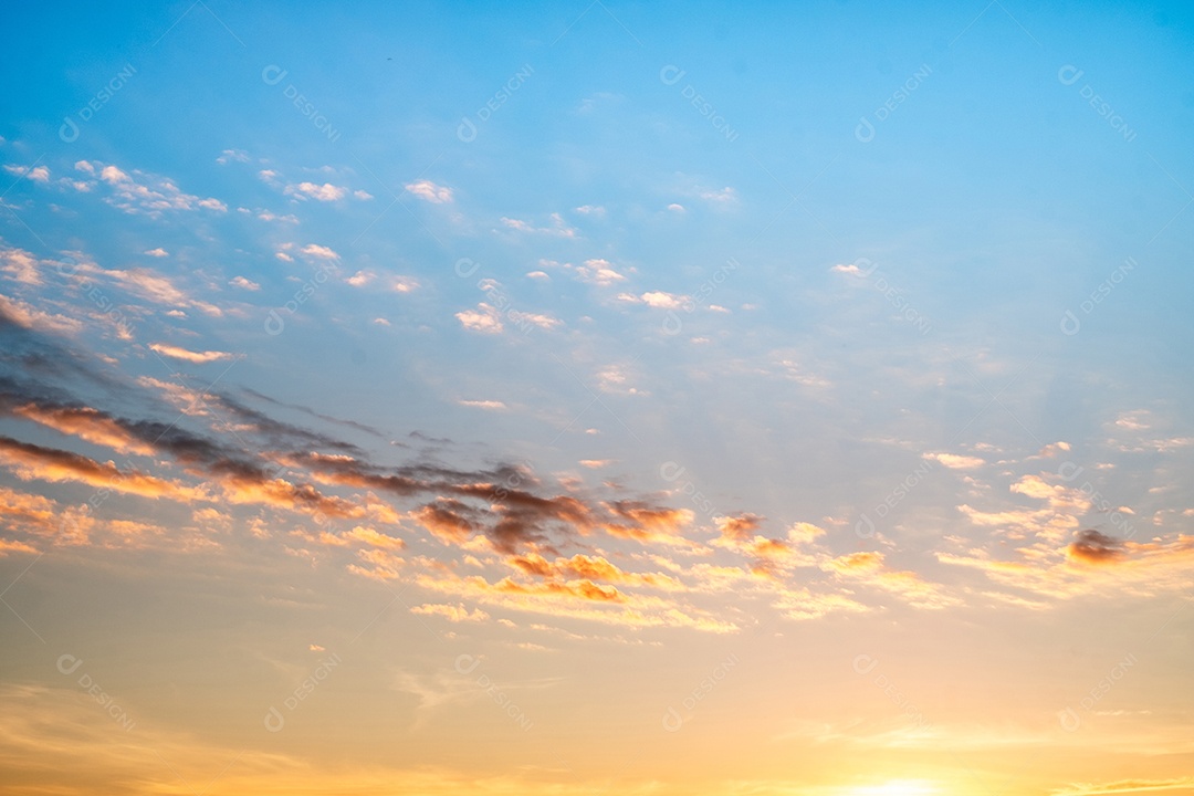 O nascer do sol é decorado com nuvens em vários formatos