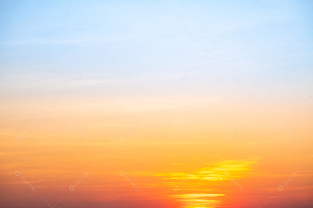 O nascer do sol é decorado com nuvens em vários formatos