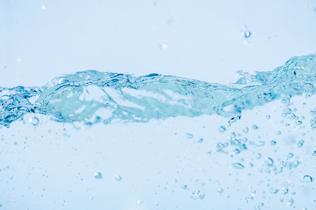 Respingos de água isolados no fundo branco