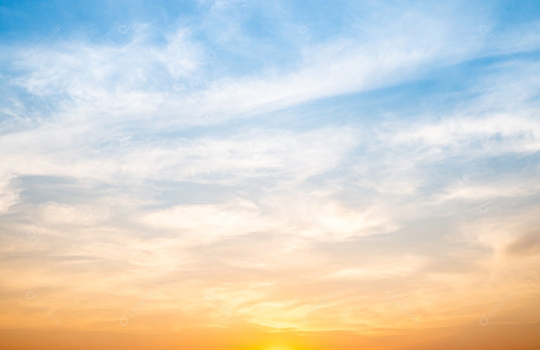 O nascer do sol é decorado com nuvens em vários formatos