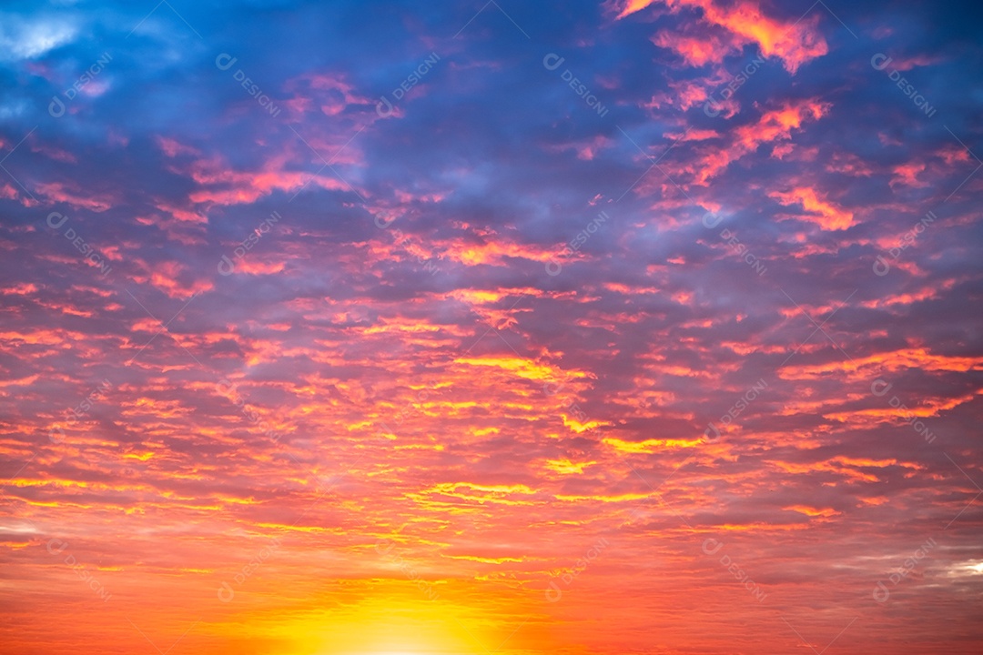 O nascer do sol é decorado com nuvens em vários formatos