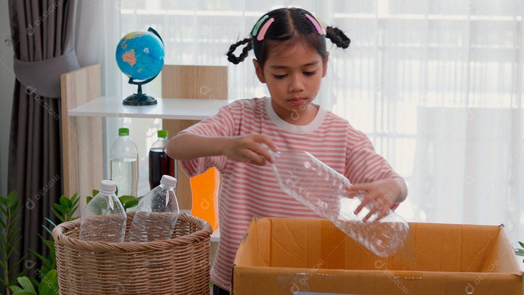 Linda garotinha usando roupa de dormir segurando garrafas de plástico sobre fundo de um quarto isolado