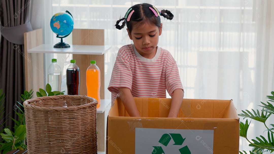 Linda garotinha usando roupa de dormir segurando garrafas de plástico sobre fundo de um quarto isolado