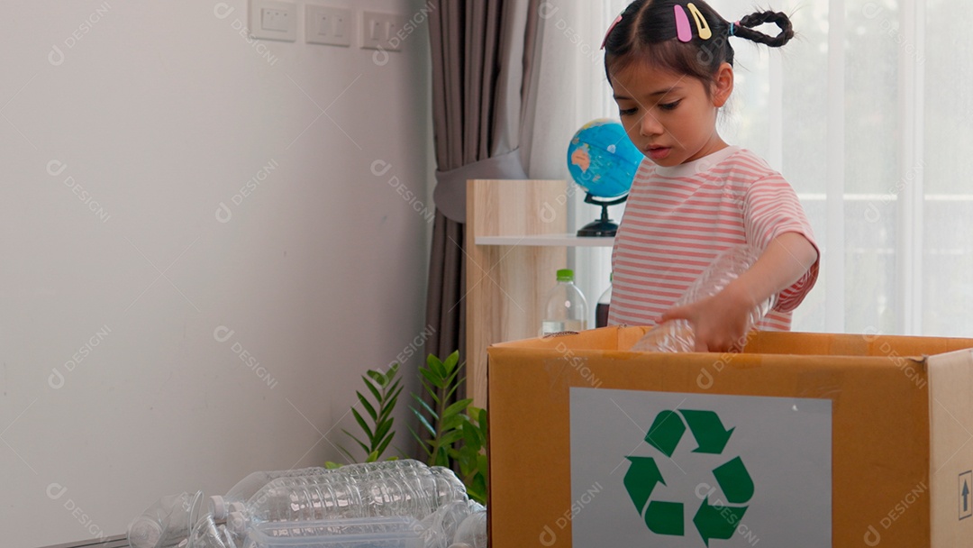 Linda garotinha usando roupa de dormir segurando garrafas de plástico sobre fundo de um quarto isolado