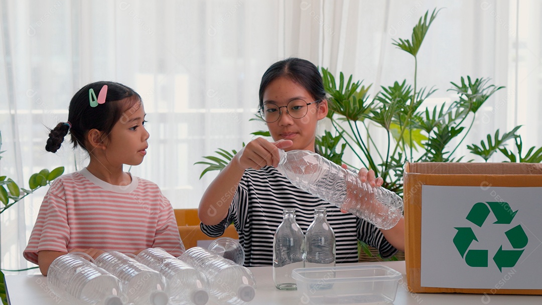Lindas mãe e filha fazendo reciclagem de garrafas pet