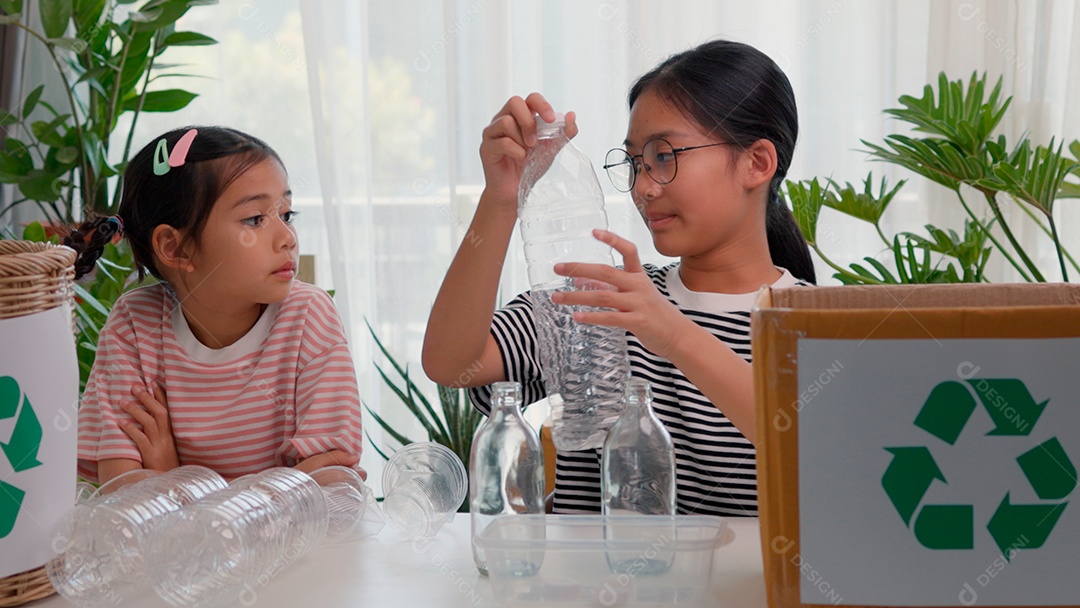 Lindas mãe e filha fazendo reciclagem de garrafas pet