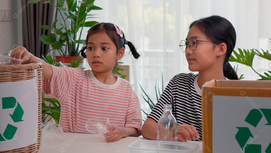 Lindas mãe e filha fazendo reciclagem de garrafas pet